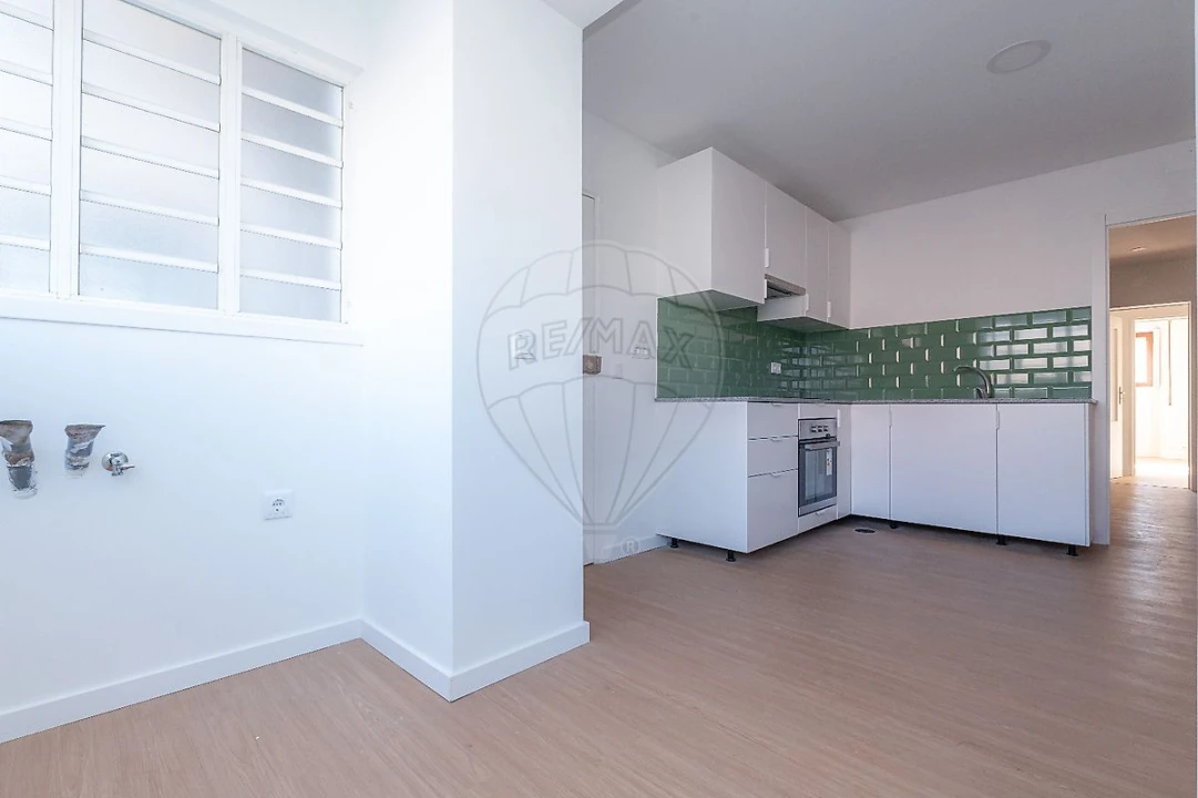 Apartamento T4 para Arrendamento em Santo Antonio dos Olivais Foto 17