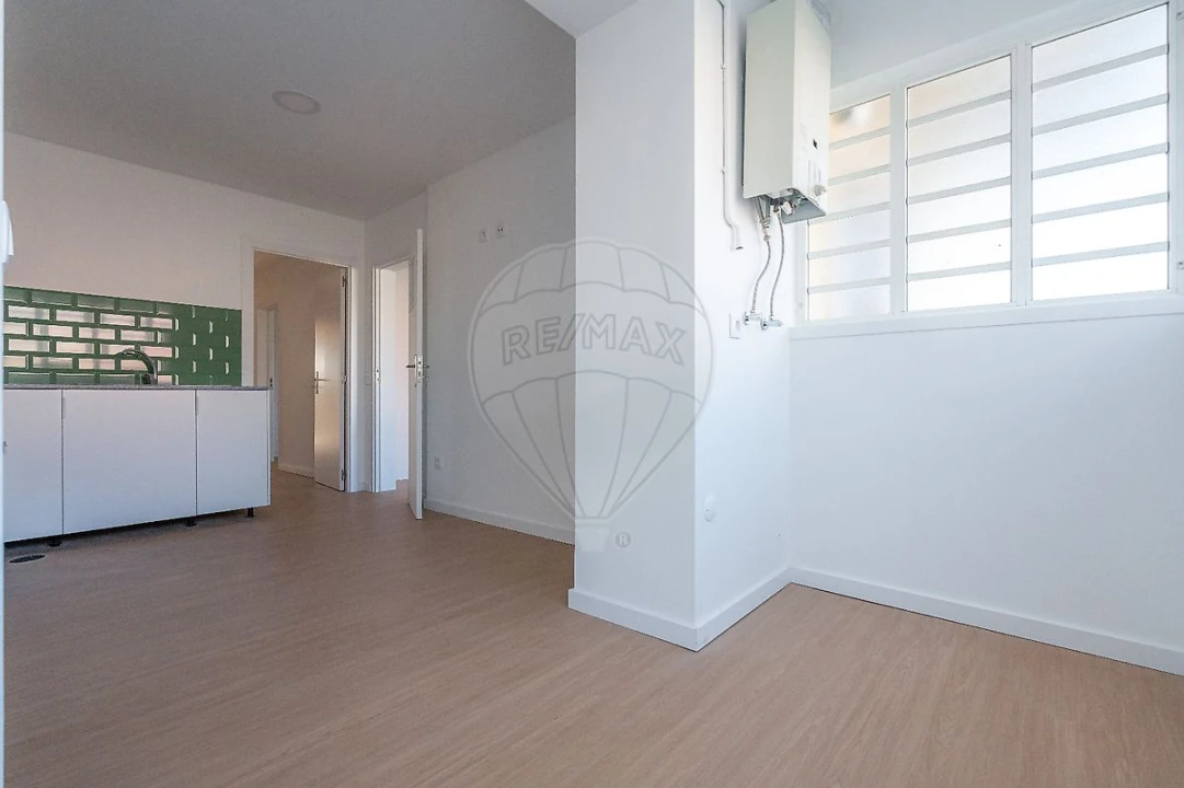 Apartamento T4 para Arrendamento em Santo Antonio dos Olivais Foto 2
