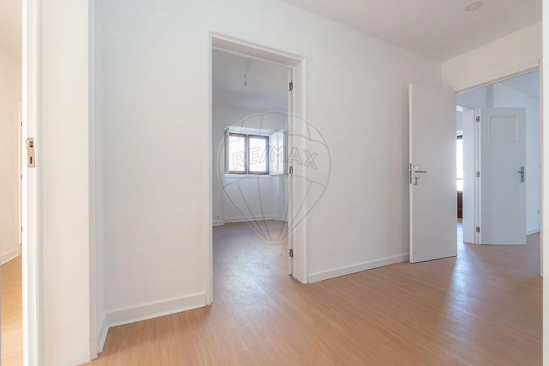 Apartamento T4 para Arrendamento em Santo Antonio dos Olivais Foto 12