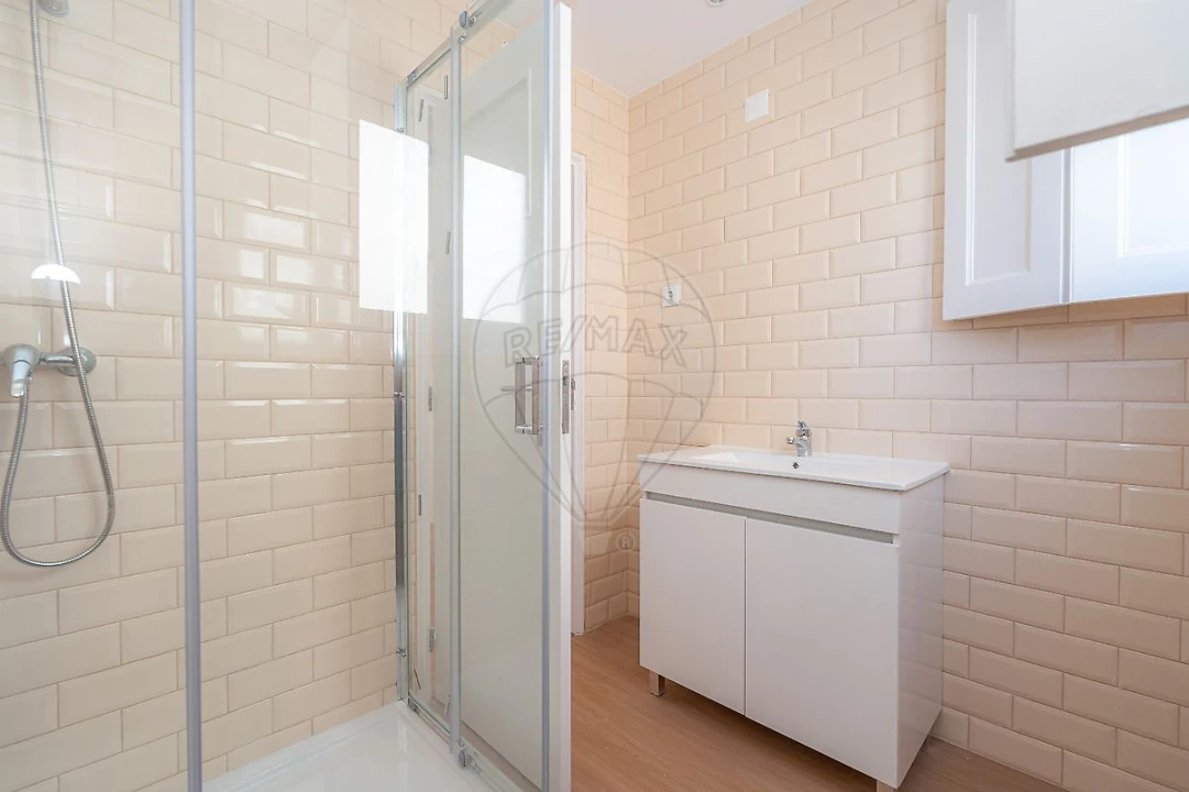 Apartamento T4 para Arrendamento em Santo Antonio dos Olivais Foto 7