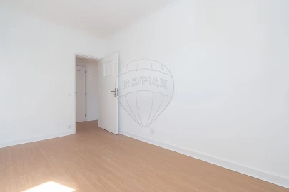 Apartamento T4 para Arrendamento em Santo Antonio dos Olivais