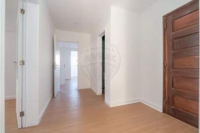 Apartamento T4 para Arrendamento em Santo Antonio dos Olivais
