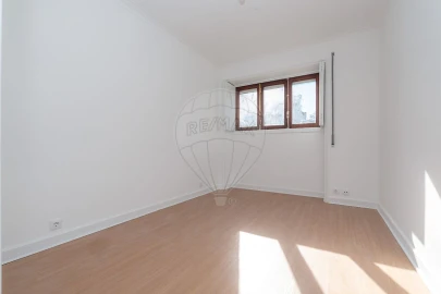 Apartamento T4 para Arrendamento em Santo Antonio dos Olivais