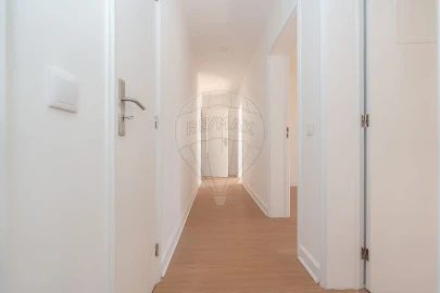 Apartamento T4 para Arrendamento em Santo Antonio dos Olivais