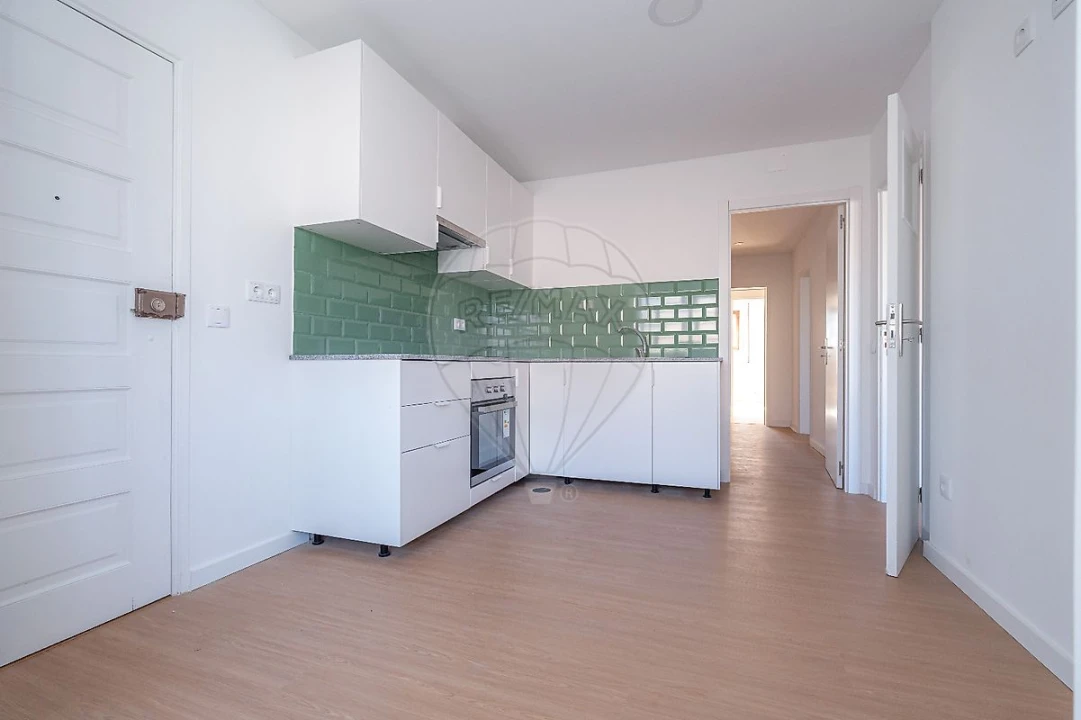 Apartamento T4 para Arrendamento em Santo Antonio dos Olivais Foto 3