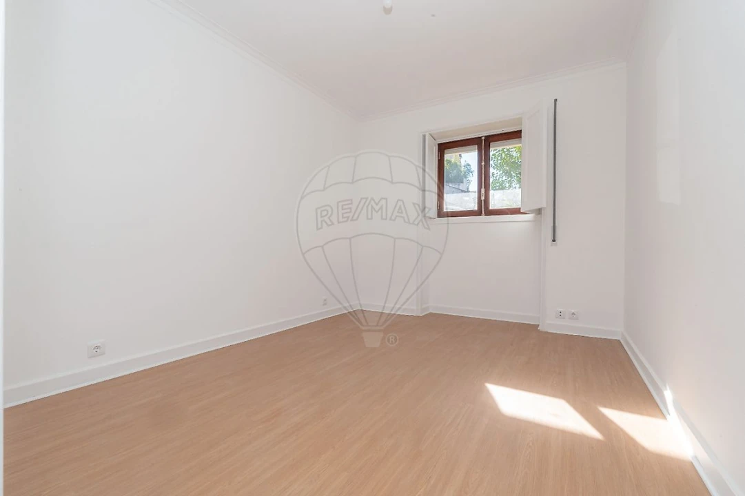 Apartamento T4 para Arrendamento em Santo Antonio dos Olivais Foto 11