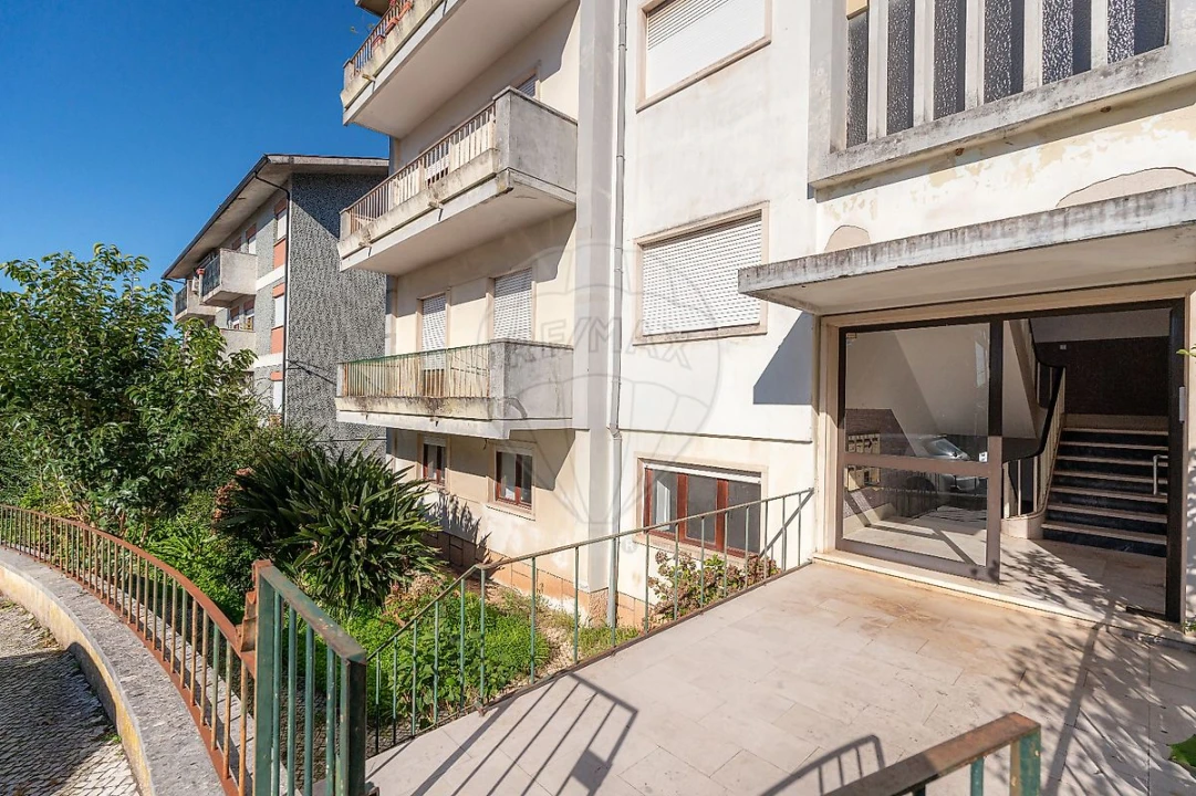 Apartamento T4 para Arrendamento em Santo Antonio dos Olivais Foto 22