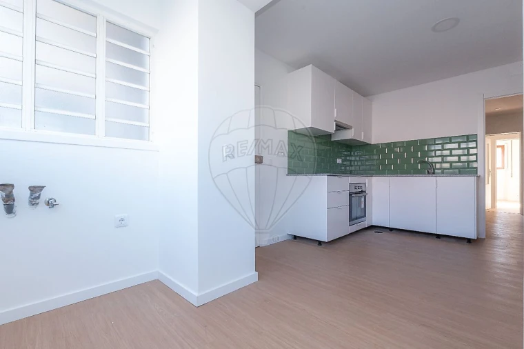 Apartamento T4 para Arrendamento em Santo Antonio dos Olivais Foto 17