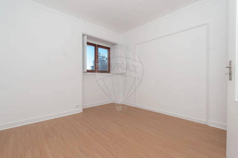 Apartamento T4 para Arrendamento em Santo Antonio dos Olivais Foto 20