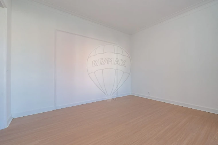 Apartamento T4 para Arrendamento em Santo Antonio dos Olivais Foto 13