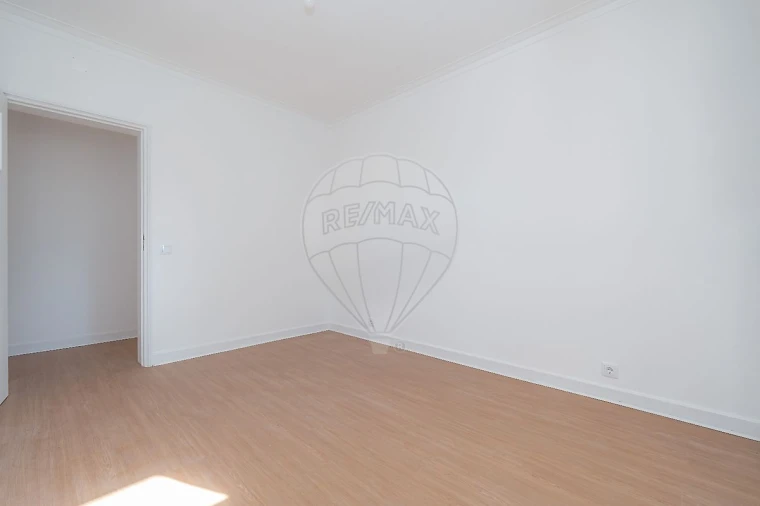 Apartamento T4 para Arrendamento em Santo Antonio dos Olivais Foto 4