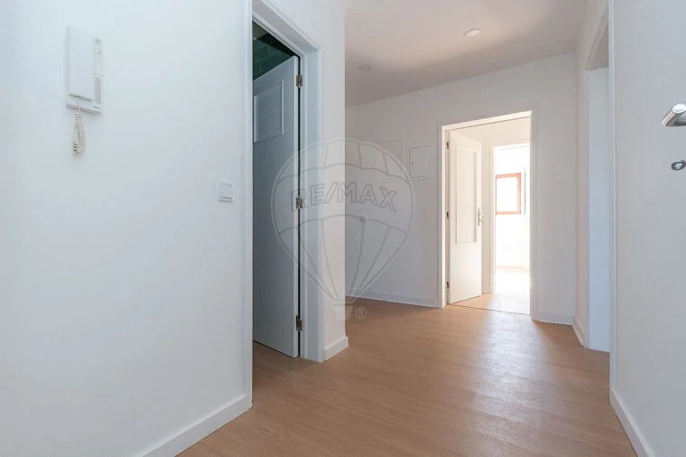 Apartamento T4 para Arrendamento em Santo Antonio dos Olivais Foto 28