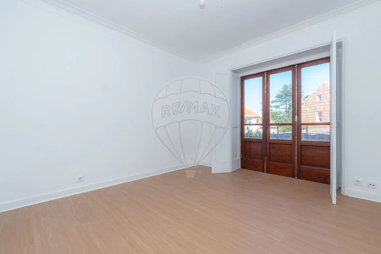 Apartamento T4 para Arrendamento em Santo Antonio dos Olivais Foto 16