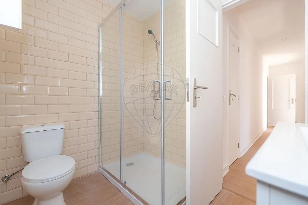 Apartamento T4 para Arrendamento em Santo Antonio dos Olivais Foto 8