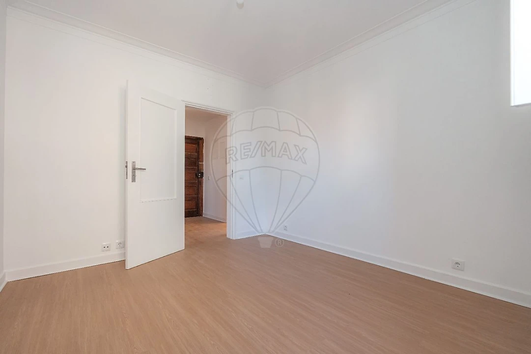 Apartamento T4 para Arrendamento em Santo Antonio dos Olivais Foto 26