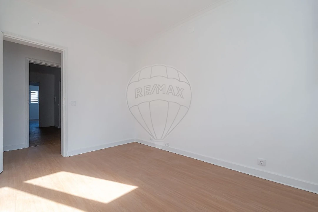 Apartamento T4 para Arrendamento em Santo Antonio dos Olivais Foto 5