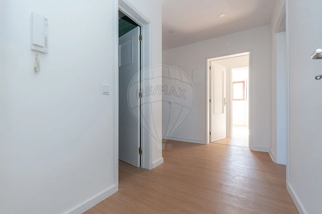 Apartamento T4 para Arrendamento em Santo Antonio dos Olivais Foto 28