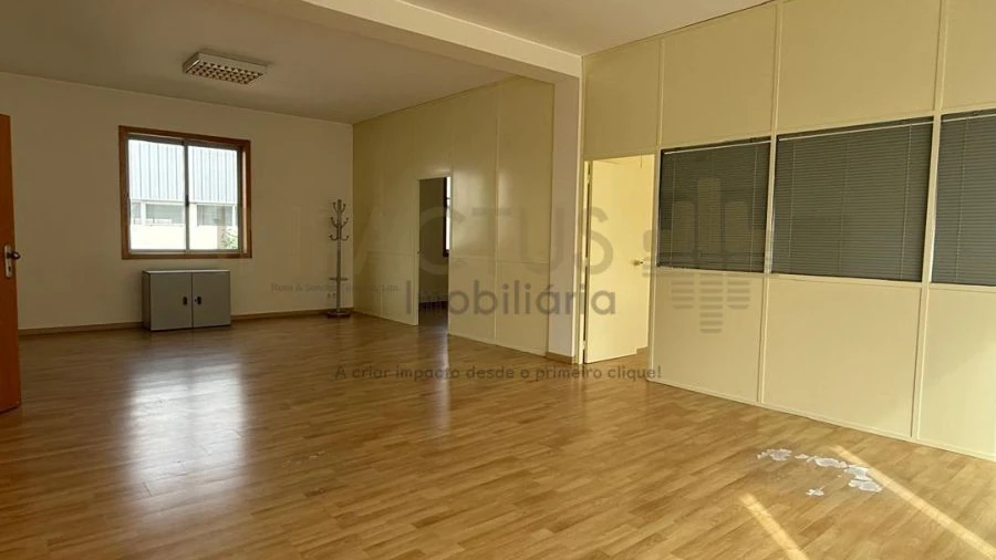 Loja para Venda em Coronado (São Romão e São Mamede)
