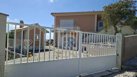 Moradia T3 para Venda em Nossa Senhora do Pópulo, Coto e São Gregório