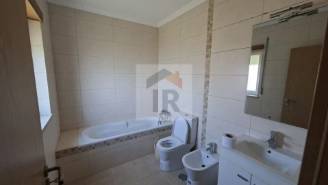 Moradia T3 para Venda em Nossa Senhora do Pópulo, Coto e São Gregório