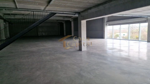 Loja para Arrendamento em Constantim e Vale de Nogueiras