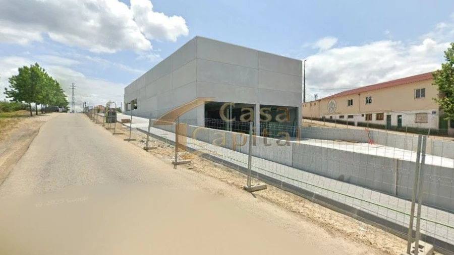 Loja para Arrendamento em Constantim e Vale de Nogueiras
