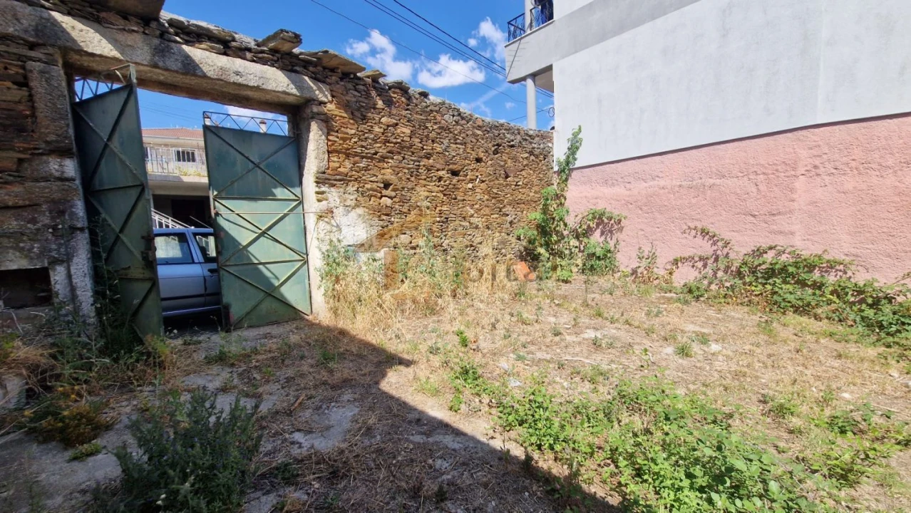 Moradia T3 para Venda em Andrães Foto 2