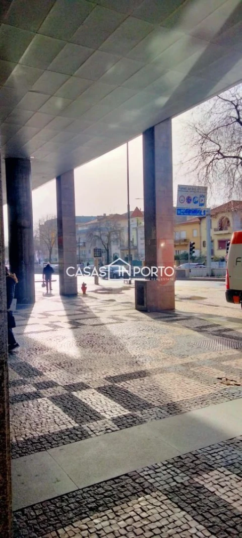 Loja para Arrendamento em Campanhã