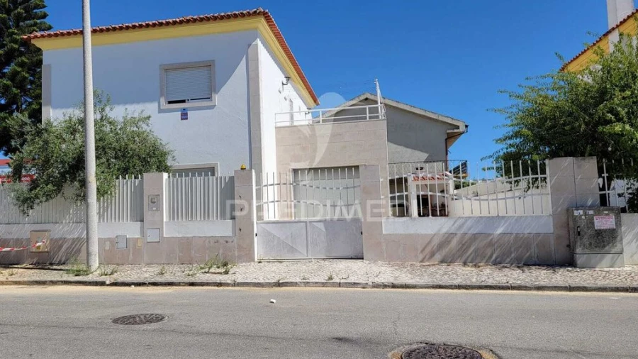 Moradia T5 para Venda em Santo Antonio da Charneca