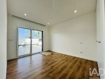 Apartamento T3 para Venda em Parceiros e Azoia