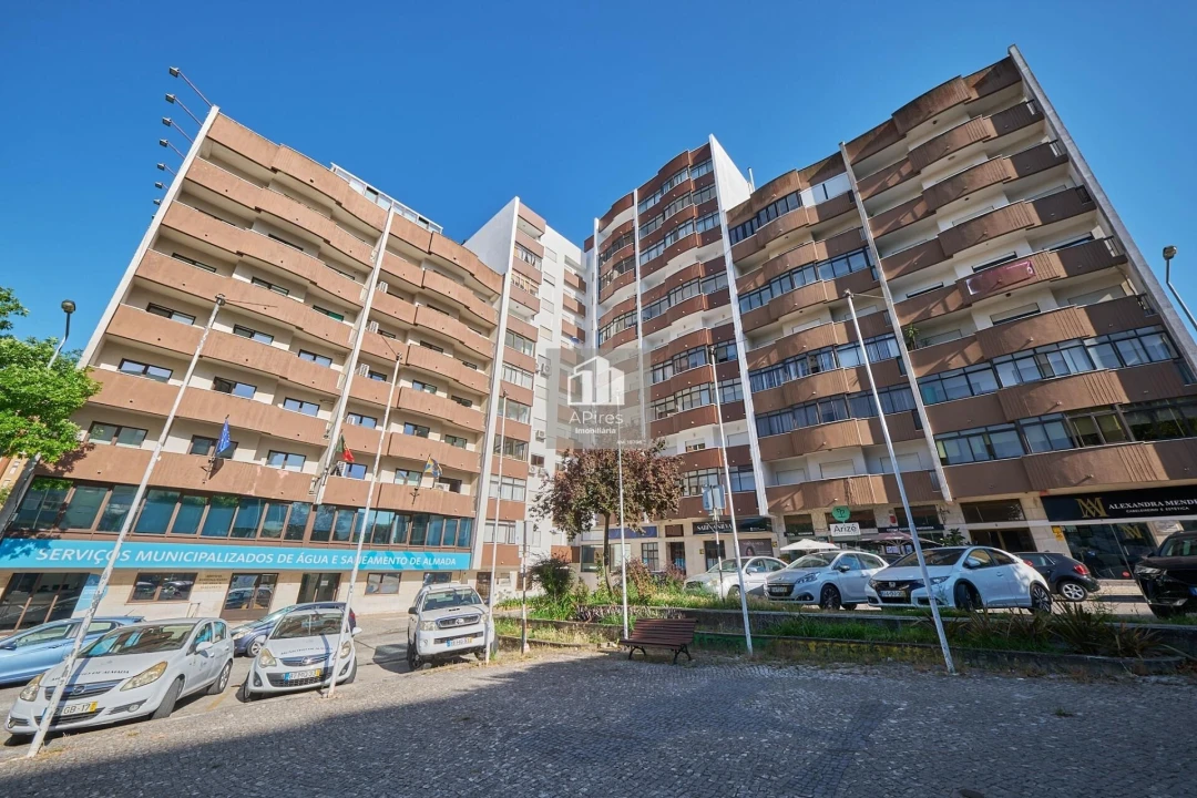 Apartamento T4 para Venda em Almada, Cova da Piedade, Pragal e Cacilhas Foto 1