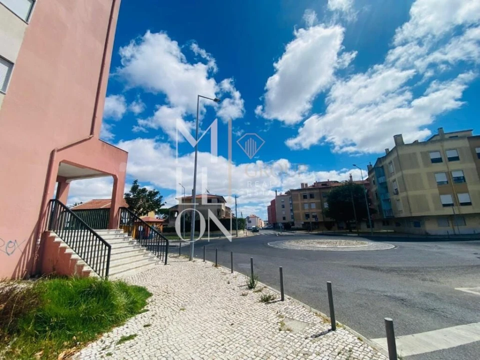 Apartamento T2 para Venda em Algueirão-Mem Martins Foto 2