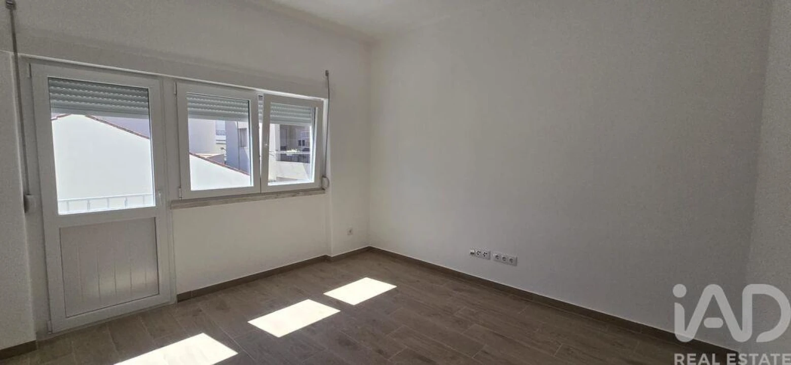 Apartamento T2 para Venda em Bombarral e Vale Covo Foto 13
