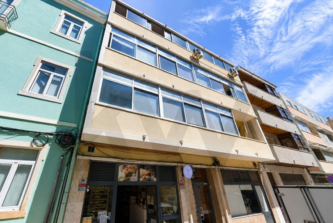 Apartamento T2 para Arrendamento em Alvalade Foto 1