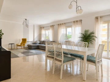 Apartamento T3 para Venda em Carnaxide e Queijas