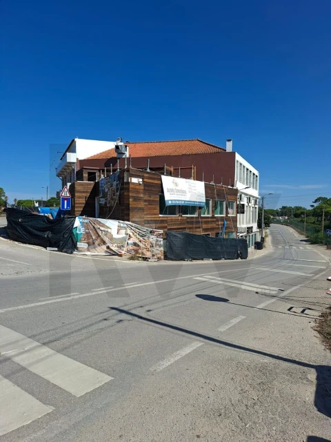 Negócio para Venda em Charneca de Caparica e Sobreda