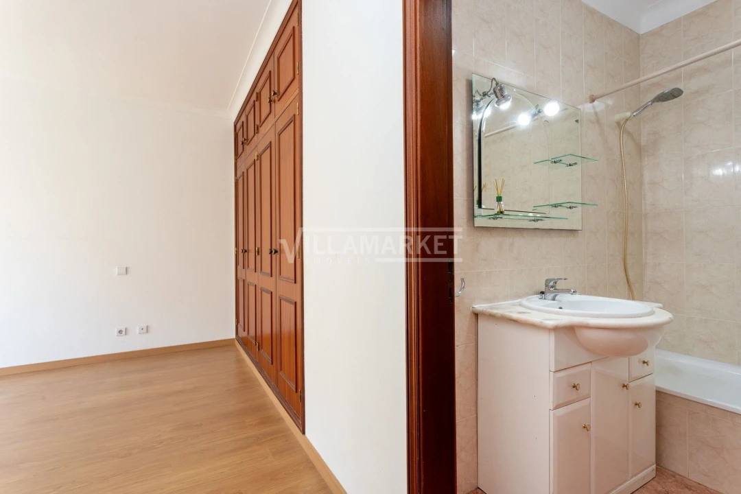 Apartamento T2 para Arrendamento em Lagos (São Sebastião e Santa Maria) Foto 27