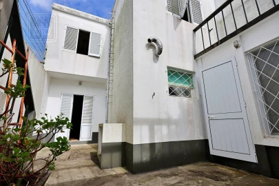 Moradia T4 para Venda em Ponta Delgada (São Pedro)