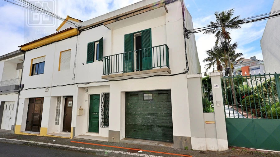 Moradia T4 para Venda em Ponta Delgada (São Pedro)