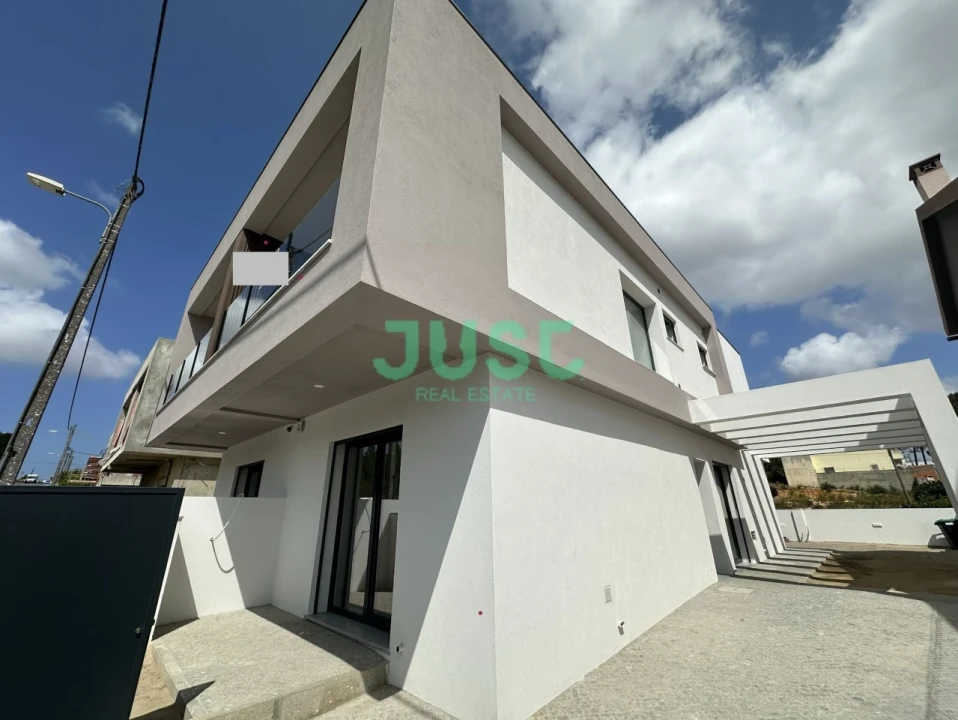 Moradia T3 para Venda em Fernao Ferro Foto 1