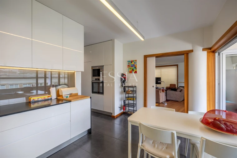 Apartamento T4 para Venda em Lordelo do Ouro e Massarelos Foto 16