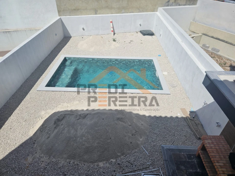 Moradia T3 para Venda em Ramada e Caneças Foto 1