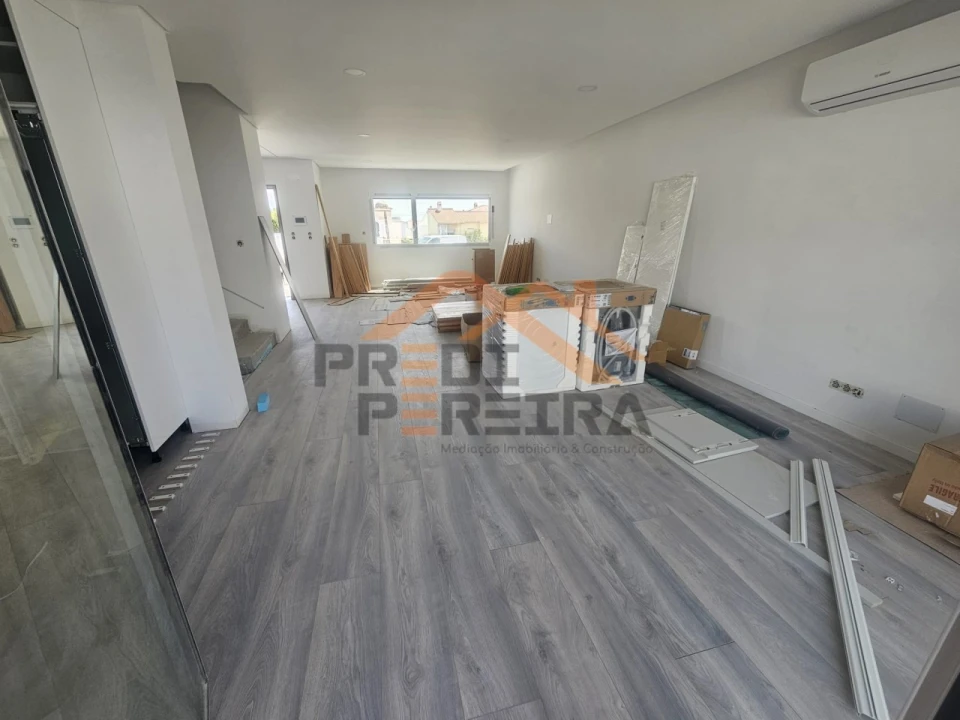 Moradia T3 para Venda em Ramada e Caneças Foto 4