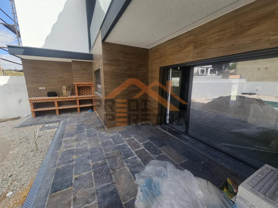 Moradia T3 para Venda em Ramada e Caneças Foto 9