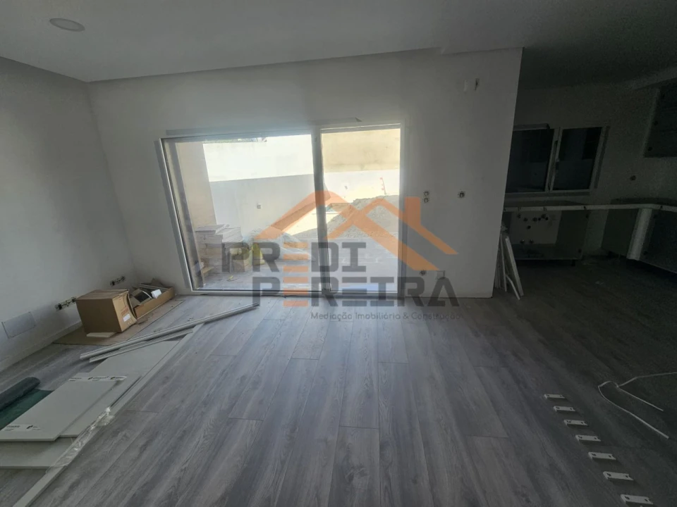 Moradia T3 para Venda em Ramada e Caneças Foto 13