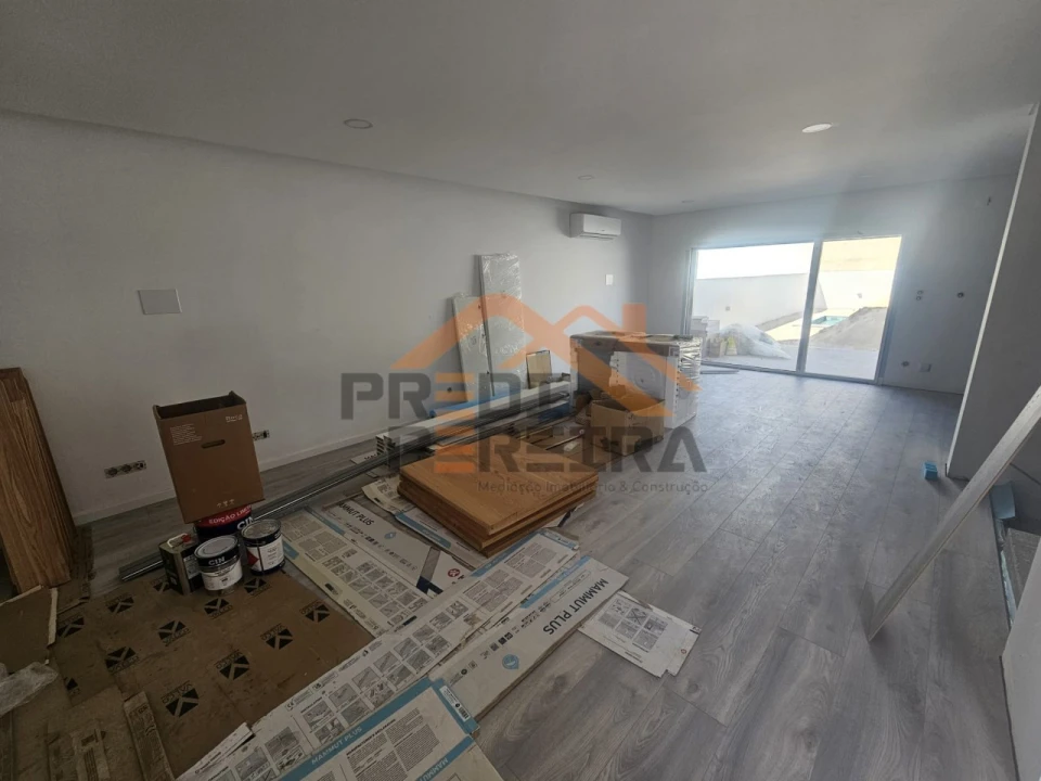 Moradia T3 para Venda em Ramada e Caneças Foto 14