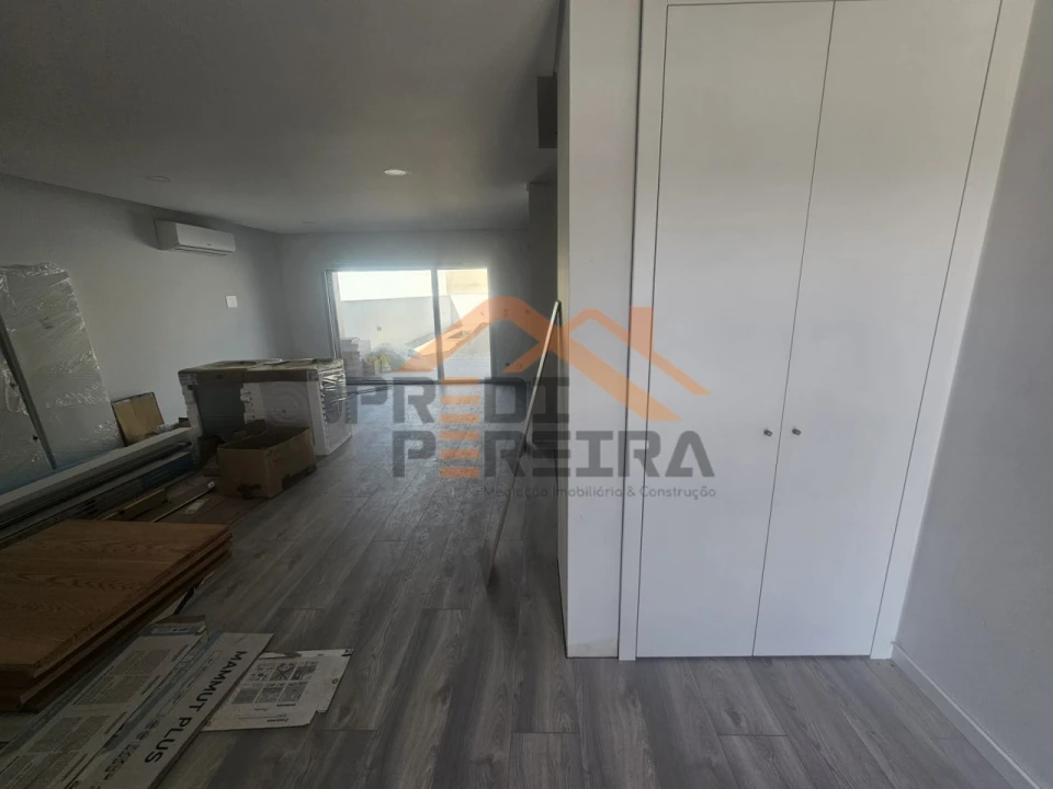 Moradia T3 para Venda em Ramada e Caneças Foto 15