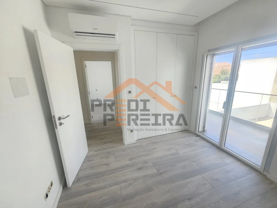 Moradia T3 para Venda em Ramada e Caneças Foto 25