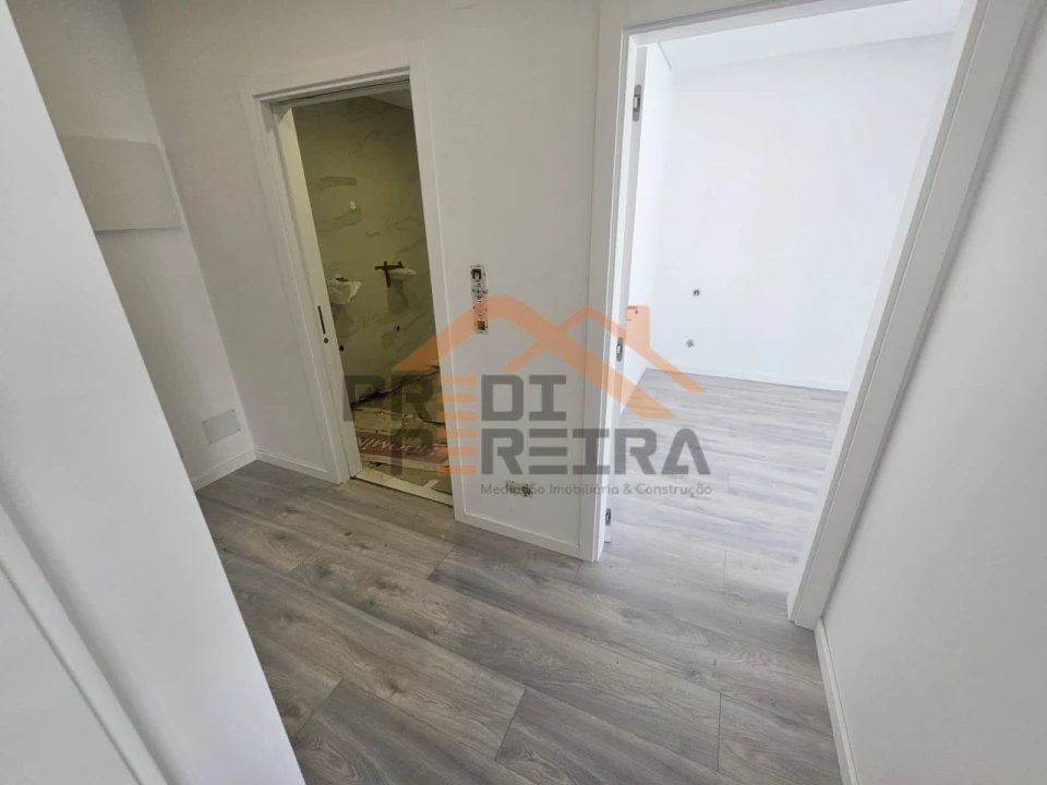 Moradia T3 para Venda em Ramada e Caneças Foto 27