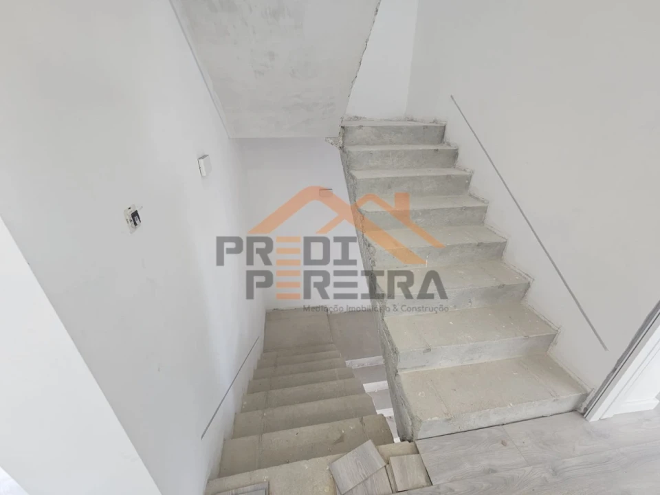 Moradia T3 para Venda em Ramada e Caneças Foto 33
